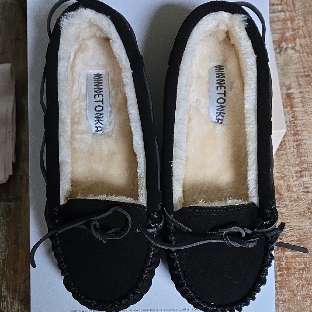 MINNETONKA "CALLY" Mocassin 7W Black Suede NWOT (BIN 006)
